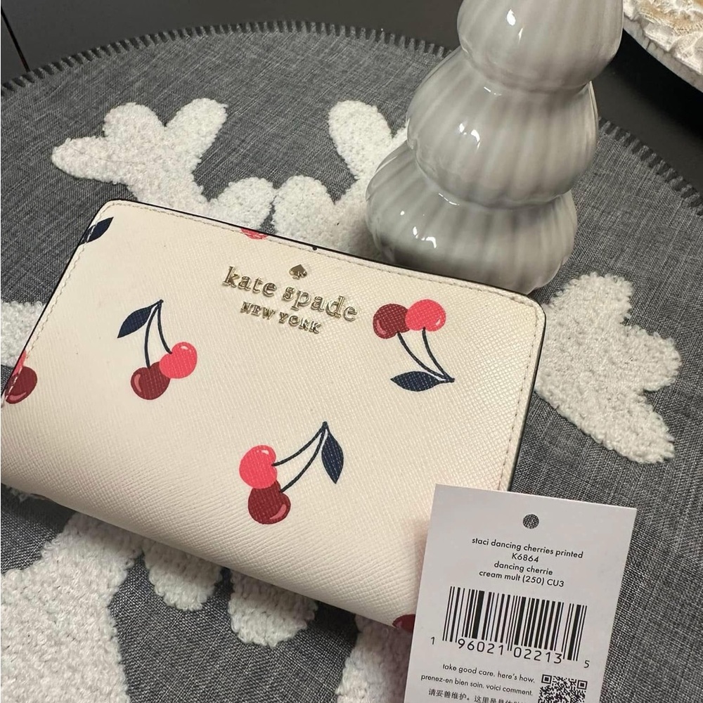 Kate Spade Wallet
Retail $189